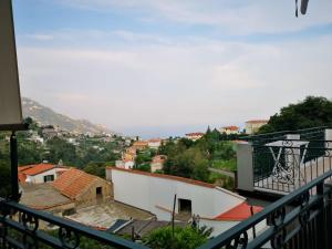 uma vista para a cidade a partir de uma varanda em Nonna Rosa House em Scala