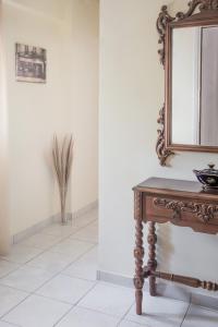 um espelho sentado em cima de uma mesa num quarto em Artemis central apartment em Kórinthos