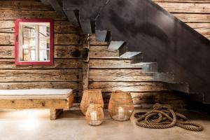a room with a staircase with a bench and a window at Peakini Farmhaus in Untertauern