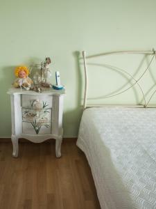 A bed or beds in a room at Artemis central apartment