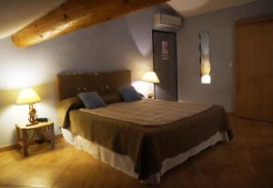 Postel nebo postele na pokoji v ubytování Hotel Le Saint Jean