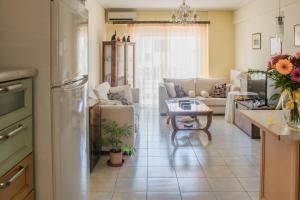 A kitchen or kitchenette at Artemis central apartment
