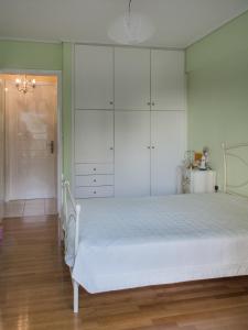 A bed or beds in a room at Artemis central apartment