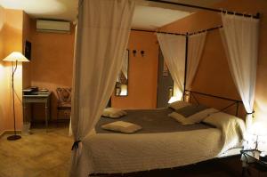 Postel nebo postele na pokoji v ubytování Hotel Le Saint Jean