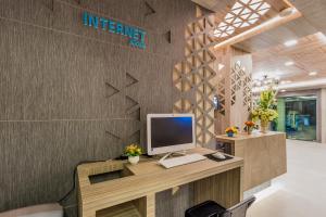 TV a/nebo společenská místnost v ubytování Evergreen Suite Hotel