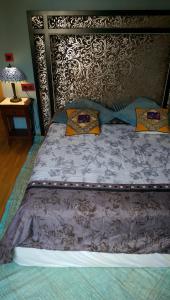 a bed with a wooden headboard and pillows on it at Apartamento San Antonio in Sedaví