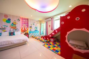 a childs bedroom with a bed and a play area at Little Apple B&B in Wujie