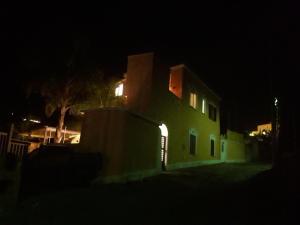 uma casa com uma luz de lado à noite em Casal San Domenico em Ischia