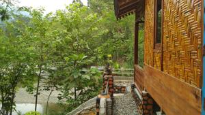 Photo de la galerie de l'établissement Riverside Nature Bungalow - Namo Samsah Jungle Paradise, à Bukit Lawang