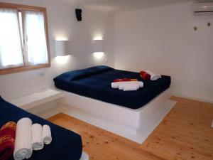 a room with two beds and a bathtub in it at casa Namaste in Porto Columbu - Perdʼe Sali
