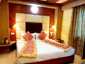 Ένα ή περισσότερα κρεβάτια σε δωμάτιο στο Hotel Sidharth