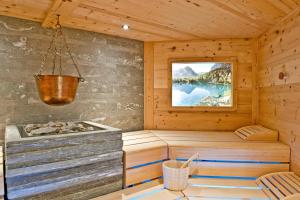 Postel nebo postele na pokoji v ubytování Hotel Rosatsch