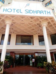 una señal de cierre del hotel en la parte delantera de un edificio en Hotel Sidharth en Bhubaneshwar