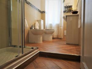 a bathroom with two toilets and a shower at Casa Pinco in Siracusa +27 photos