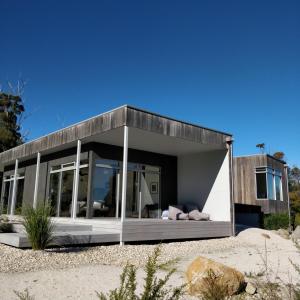 una casa en la playa con vistas en Aplite House, en Coles Bay