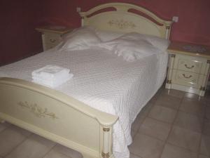 アファにあるVilla Pastriccialoneの白いベッド(白いシーツ、タオル付)