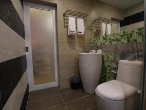 Koupelna v ubytování WIWO Hotel