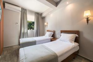 Postel nebo postele na pokoji v ubytování Albatros Hotel