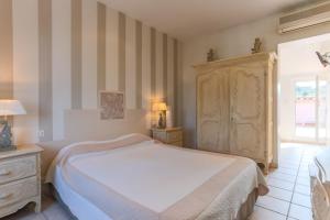 Postel nebo postele na pokoji v ubytování Hotel Villa Des Anges + 37 fotografií
