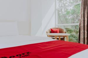 Postel nebo postele na pokoji v ubytování RedDoorz near Pancoran