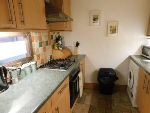 una cucina con piano cottura e piano di lavoro di Fountainbridge Flat a Edimburgo
