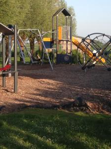 Herní místnost nebo prostor pro děti v ubytování B&B 't Hemelbedje