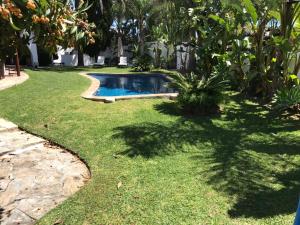 Basen w obiekcie Villa with Heated Pool and Jacuzzi close to Puerto Banus and Beach lub w pobliżu