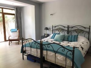 sypialnia z łóżkiem, krzesłem i oknem w obiekcie Villa with Heated Pool and Jacuzzi close to Puerto Banus and Beach w mieście Estepona +37 zdjęć
