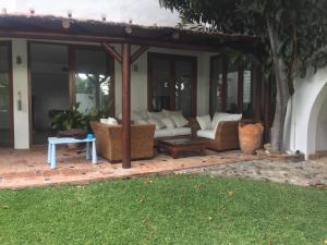 Ogród w obiekcie Villa with Heated Pool and Jacuzzi close to Puerto Banus and Beach