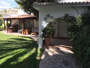 dom z ogrodem i patio w obiekcie Villa with Heated Pool and Jacuzzi close to Puerto Banus and Beach w mieście Estepona