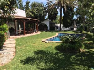 podwórko z basenem i domem w obiekcie Villa with Heated Pool and Jacuzzi close to Puerto Banus and Beach w mieście Estepona