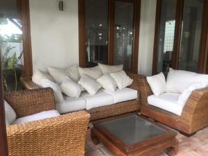 Część wypoczynkowa w obiekcie Villa with Heated Pool and Jacuzzi close to Puerto Banus and Beach