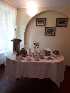 uma mesa com uma toalha de mesa branca e pratos sobre ela em Stado Ogierów Sieraków em Sieraków