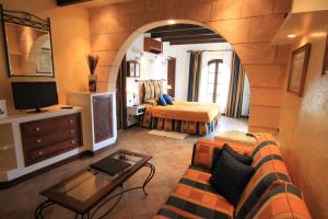 Televízia a/alebo spoločenská miestnosť v ubytovaní Petit Hotel Ses Rotges - Only Adults