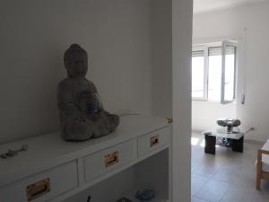 eine Statue auf einem Kamin in einem Zimmer in der Unterkunft B&blu in Santa Marinella