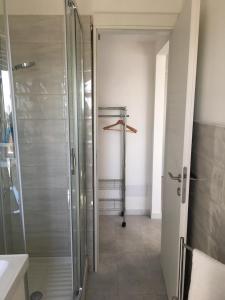 eine Dusche im Bad mit Glastür in der Unterkunft B&blu in Santa Marinella