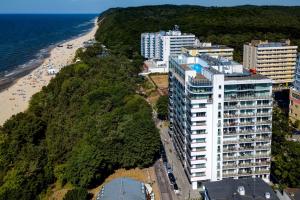 una vista aérea de un edificio y de la playa en Promenada Gwiazd 28 Apartament Perła z parkingiem, en Międzyzdroje