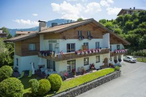 eine Luftansicht eines Hauses mit Blumen auf dem Balkon in der Unterkunft Gästehaus Greger in Sankt Johann in Tirol