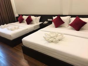 Säng eller sängar i ett rum på Apple Hotel Two - Near Phnom Penh Airport