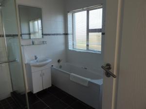 Ванна кімната в Pearl Oyster guesthouse