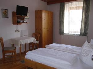 Rúm í herbergi á Gasthof Ebner