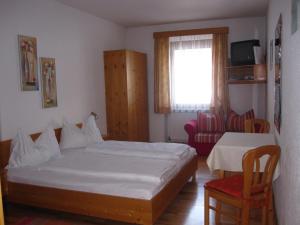 Un pat sau paturi într-o cameră la Gasthof Ebner