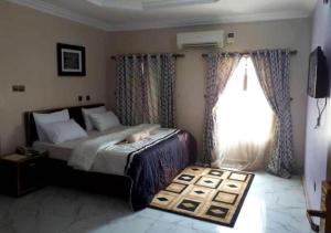 Nue-Crest Hotels & Suites客房内的一张或多张床位