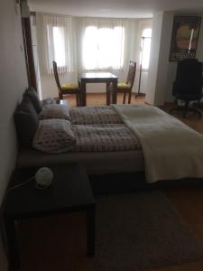 ein Schlafzimmer mit einem großen Bett mit einem Tisch und Stühlen in der Unterkunft Miriam Short Term Rental in Nazareth