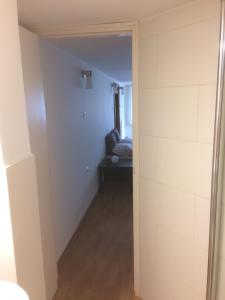 un pasillo con una puerta que conduce a una habitación con sofá en Miriam Short Term Rental, en Nazaret