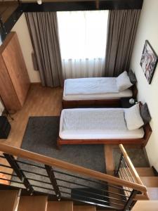 2 Betten in einem Zimmer mit Fenster in der Unterkunft Miriam Short Term Rental in Nazareth