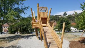 eine Holztreppe in einem Park in der Unterkunft Gasthof Paradiesgartl in Kleinpöchlarn