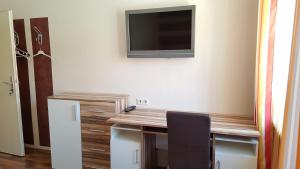 A television and/or entertainment centre at Gasthof Paradiesgartl