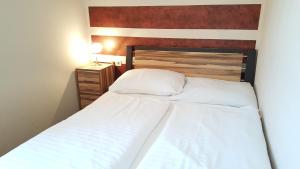 A bed or beds in a room at Gasthof Paradiesgartl
