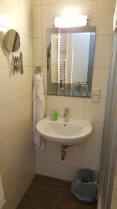 A bathroom at Gasthof Paradiesgartl